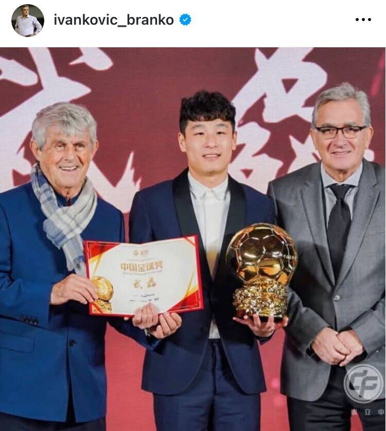  出席中國金球獎(jiǎng)?lì)C獎(jiǎng)儀式，伊萬曬與武磊、米盧同框照片