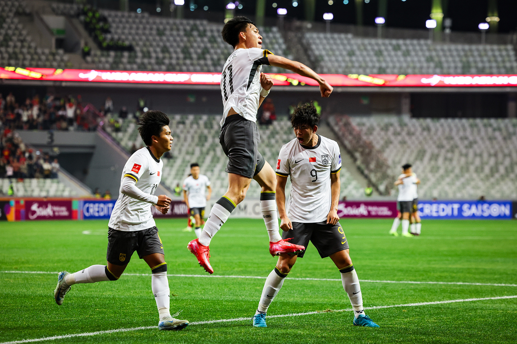  全面壓制！國青半場控球率高達(dá)7成，射門比9-3，造對方3張黃牌