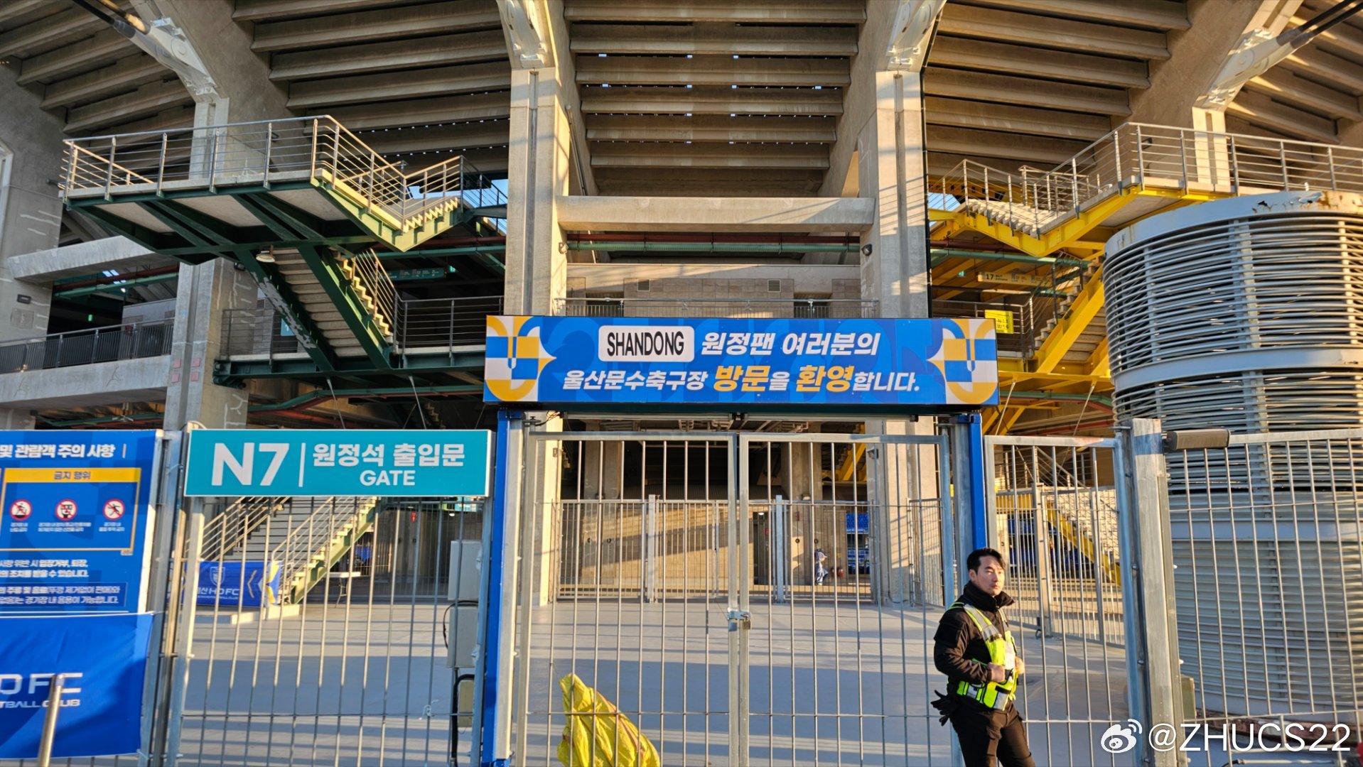  博主：蔚山現(xiàn)場(chǎng)工作人員、轉(zhuǎn)播車、安保在準(zhǔn)備撤場(chǎng)，場(chǎng)外一片安靜