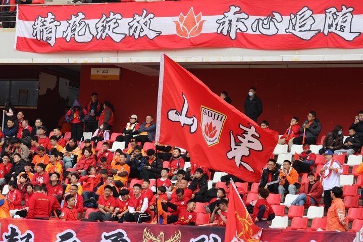 主場上萬名球迷的吶喊助威，給山東體彩女足征戰(zhàn)女超增添了能量與動力