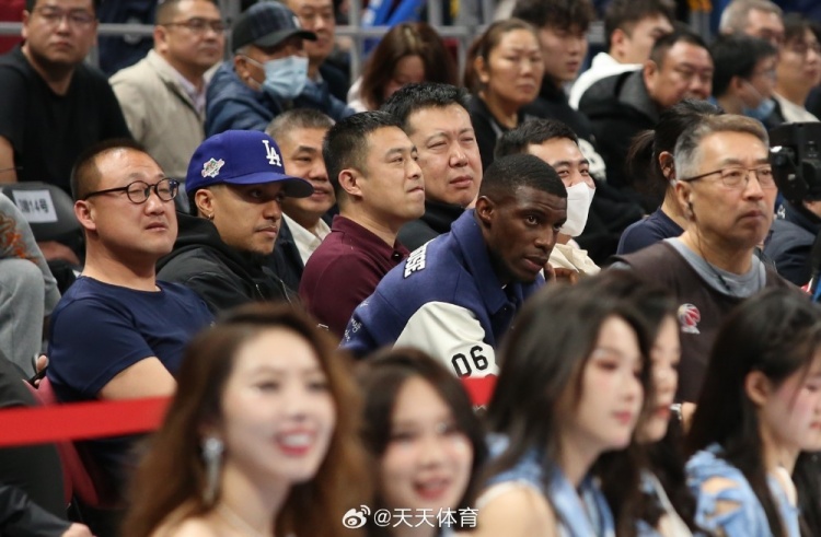  真籃球迷！國(guó)安外援法比奧攜玉昆外援科斯塔來到五棵松觀戰(zhàn)CBA