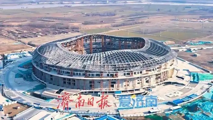  魯媒：戴上1.6萬噸“鋼鐵巨冠”，黃河體育中心球場完成屋蓋施工