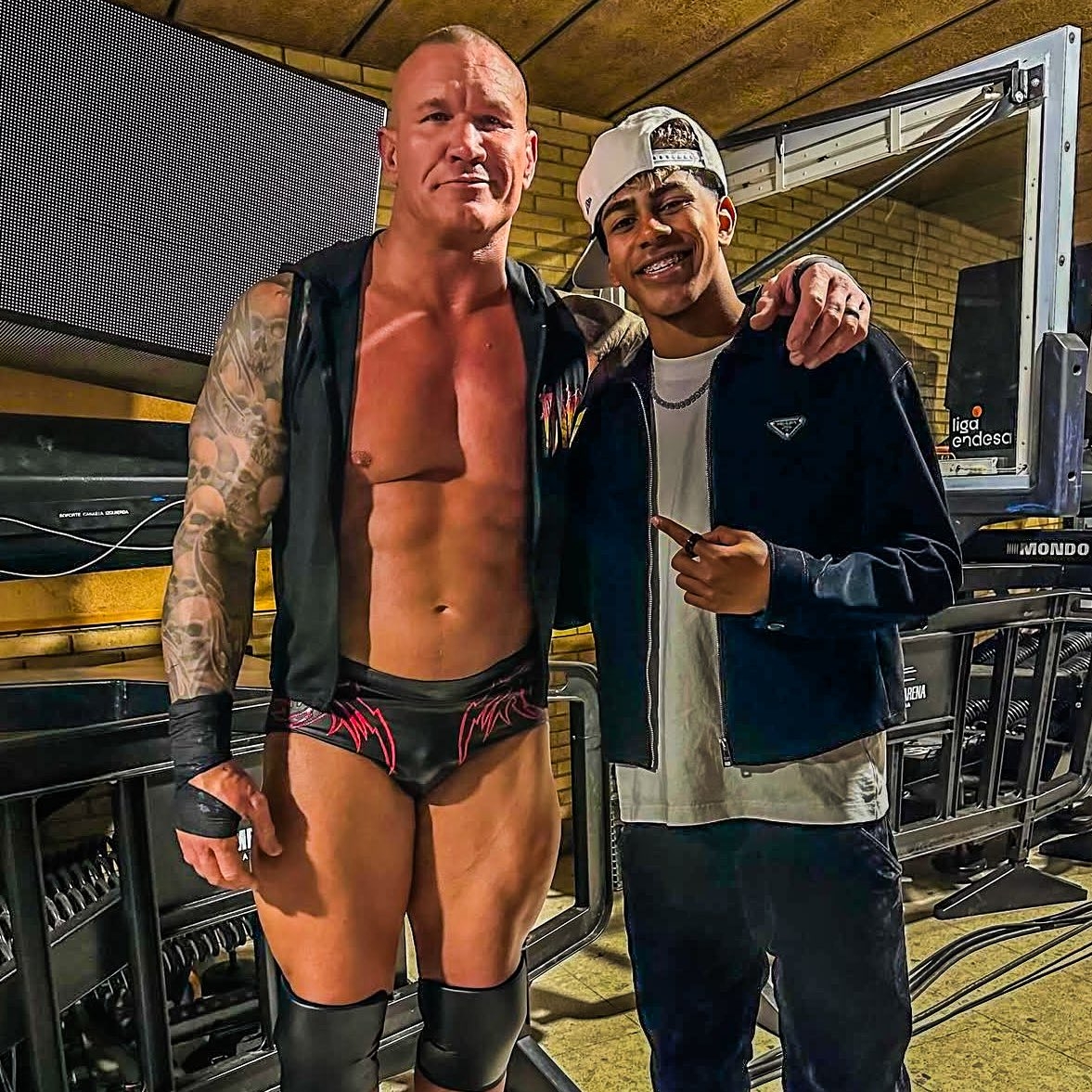  小心RKO！亞馬爾現(xiàn)場觀戰(zhàn)WWE，和奧爾頓、Triple H等合影