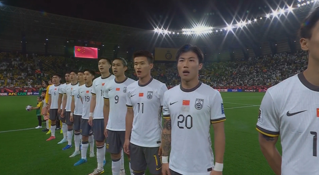  大戰(zhàn)一觸即發(fā)！賽前國(guó)歌儀式，國(guó)足首發(fā)11人高唱國(guó)歌