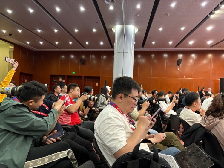  萬眾矚目！記者擠滿國足賽前新聞發(fā)布廳，賽場記者預(yù)計超300人