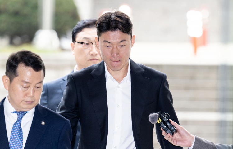  韓國(guó)國(guó)腳黃義助非法拍攝不雅視頻，一審被判有期徒刑1年緩刑2年！