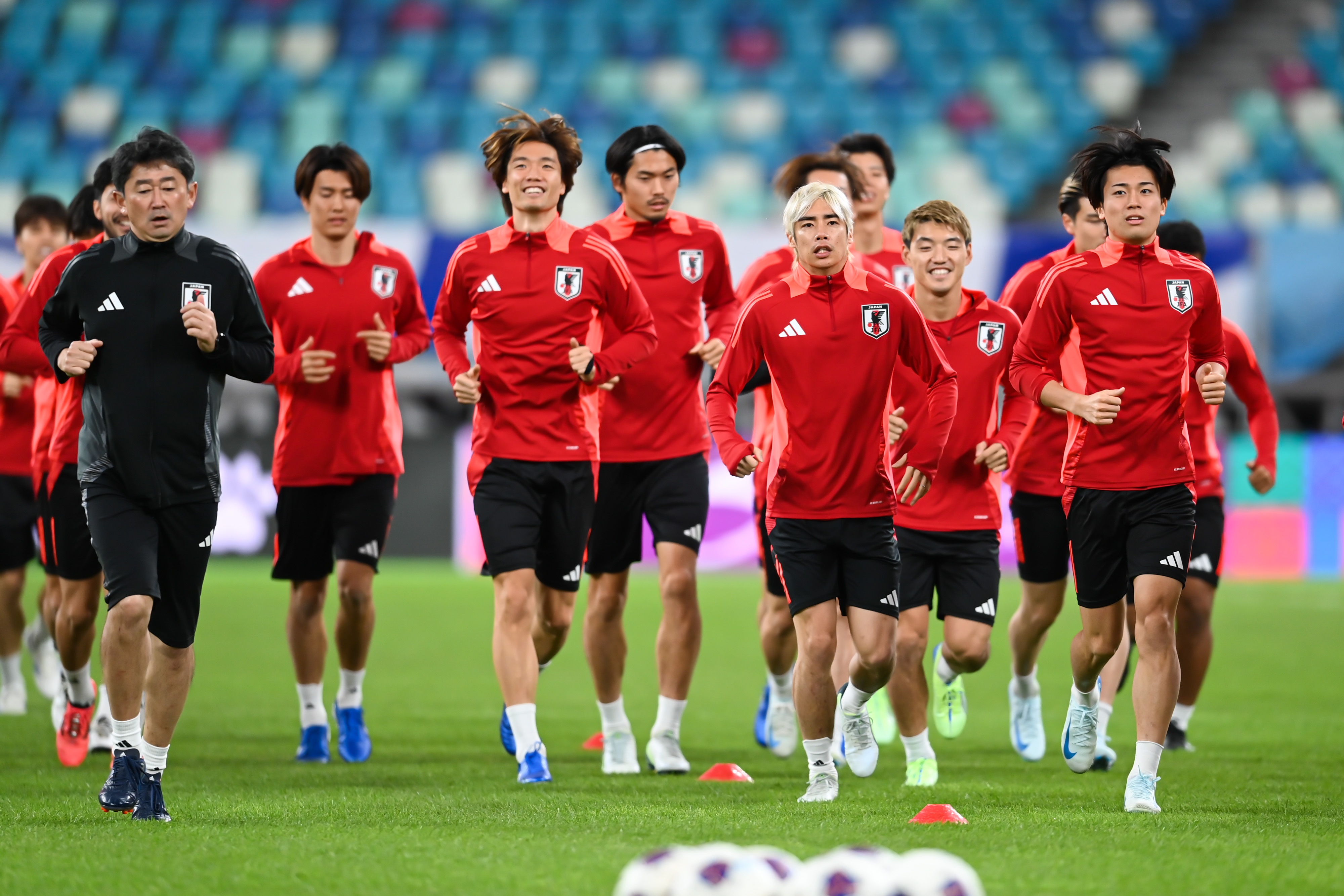  日媒：日本隊(duì)今日進(jìn)行賽前一日踩場訓(xùn)練，三笘薰和長友佑都缺席